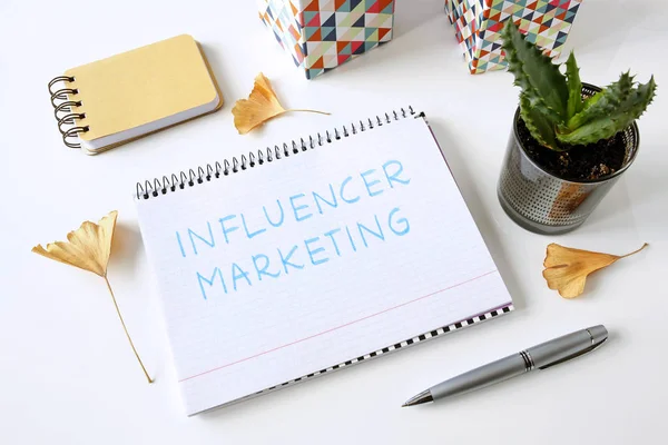 Influencer Marketing Einem Notizbuch Auf Weißem Tisch Geschrieben — Stockfoto