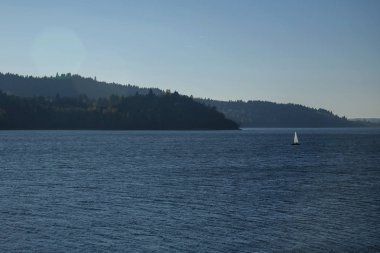 dağ Gölü manzarası güneş fişekleri ile