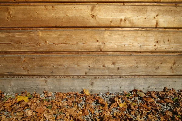 木栅栏和秋天的树叶 — 图库照片