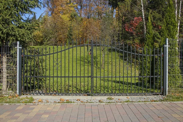 Puerta Moderna Metal Paisaje Otoño — Foto de Stock