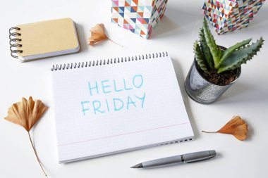 Merhaba Beyaz masaya bir defterde yazılı Cuma