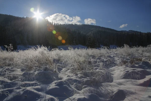 Güzel Kış Dağ Manzara Renkli Güneş Fişekleri Ile — Stok fotoğraf