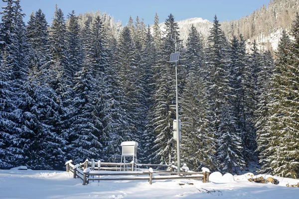 Kış Dağlarda Meteoroloji Stasyonu — Stok fotoğraf