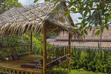 Bahçedeki kulübede bambu rahatlatıcı