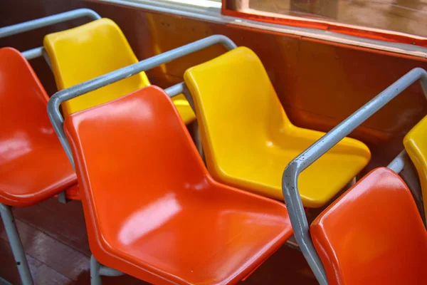 Chaises colorées sur un bateau de rivière à Bangkok — Photo