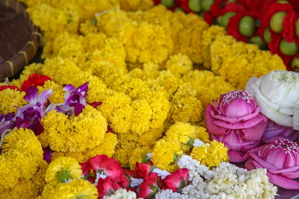 Ινδική πολύχρωμο λουλούδι στεφάνια για τις πωλήσεις σε πάγκο στο δρόμο — Φωτογραφία Αρχείου