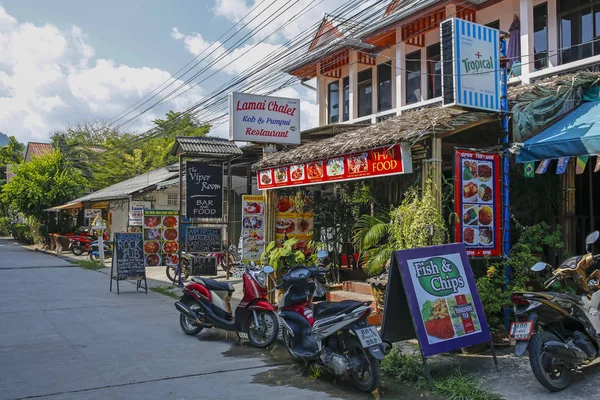 Lamai, Κο Σαμούι, Ταϊλάνδη, 27 Φεβρουαρίου, 2019: ένα πολύχρωμο δρόμο με τα εστιατόρια, μασάζ κομμωτήρια σε Λαμάι — Φωτογραφία Αρχείου