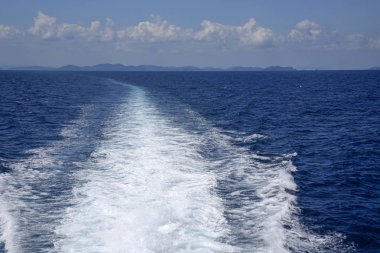 yüksek hızlı katamaran Tayland Körfezi üzerinde arkasındaki su dalgaları