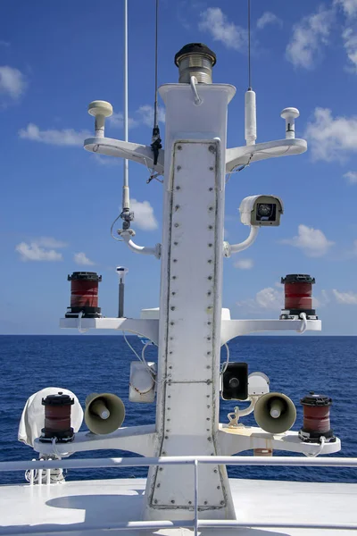 Torre di controllo con altoparlanti, cctv e sistema di navigazione su traghetto — Foto Stock