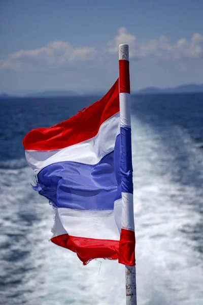 Σημαία της Ταϊλάνδης κουνώντας στον αέρα στο πλοίο στον κόλπο της Ταϊλάνδης — Φωτογραφία Αρχείου