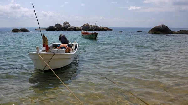 渔船在天堂岛岛的水晶水, 泰国 — 图库照片