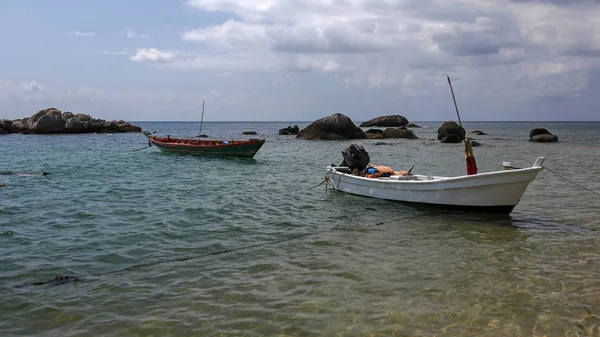 Barcos de pesca en el agua cristalina del paraíso isla de Koh Tao, Tailandia — Foto de Stock