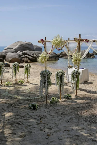Romantic wedding ceremony on the paradise tropical beach on Koh Tao, Thailand — Stock Photo, Image