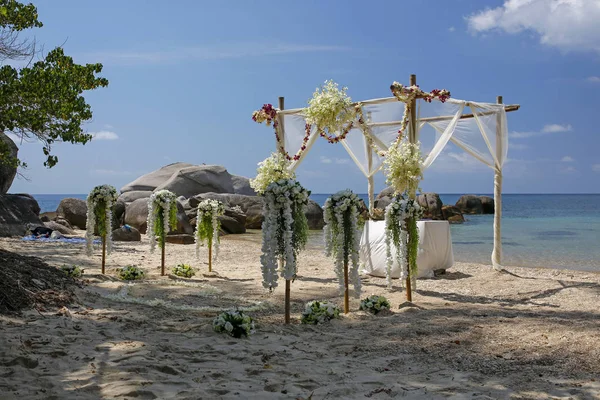 Романтичної весільної церемонії на тропічні пляжі на Ко Тао, Таїланд — стокове фото