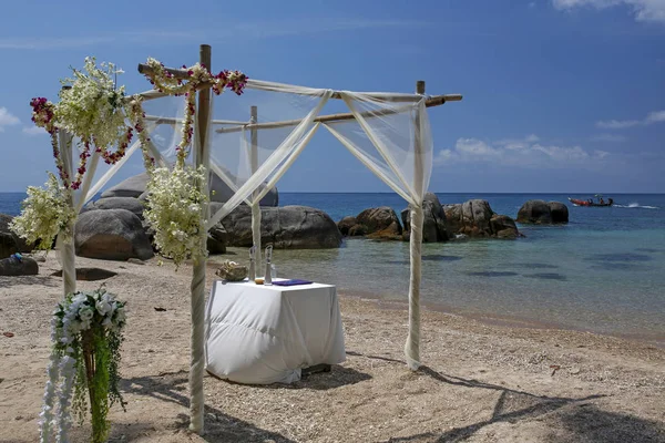 Romantic wedding ceremony on the paradise tropical beach on Koh Tao, Thailand — Stock Photo, Image