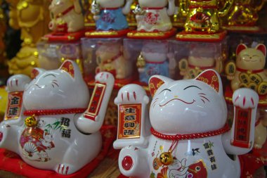Bangkok, Tayland - 4 Mart 2019: Market Fuarı Maneki-neko kediler. Japonya, Çin ve Tayland şanslı kedi ya da servet Cats özellikle popüler