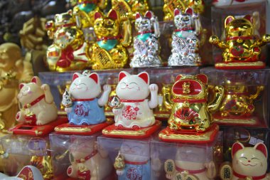 Bangkok, Tayland - 4 Mart 2019: Market Fuarı Maneki-neko kediler. Japonya, Çin ve Tayland şanslı kedi ya da servet Cats özellikle popüler