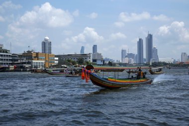 Bangkok, Tayland - 4 Mart 2019: renkli uzun kuyruk tekne arka içinde gökdelenler ile Chao Phraya Nehri üzerinde