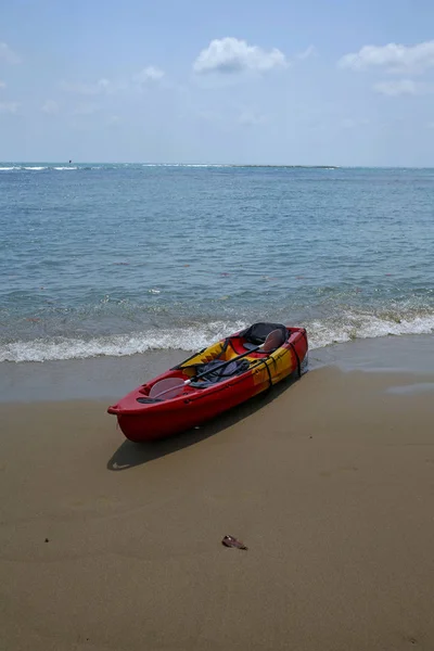 Kayak rojo en la playa — Foto de Stock