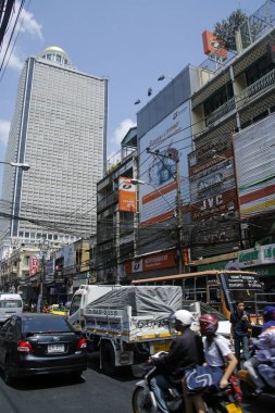 Bangkok, Tayland - 5 Mart 2019: çok kalabalık Charoen Krung yola Saphan Taksin Silom ilçe merkezinde yakın