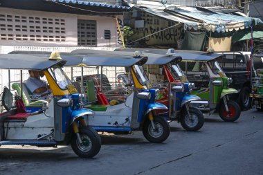 Bangkok, Tayland - 5 Mart 2019: renkli tuk tuks istemcileri için bekliyor. Tuk-tuk Tay taksi çok özellikle Bangkok ulaşım modu turistler arasında popüler olduğunu