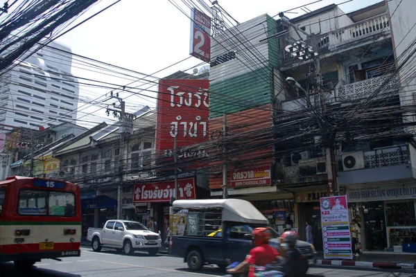 Bangkok, Thailandia - 5 marzo 2019: strada Charoen Krung molto affollata vicino alla stazione Saphan Taksin nel distretto di Silom — Foto Stock