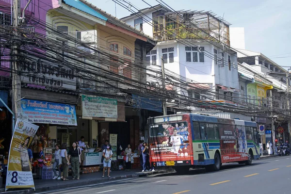 Bangkok, thailand - 5. märz 2019: sehr überfüllte charoen krung straße in der nähe des saphan taksin bahnhofs im silom distrikt — Stockfoto