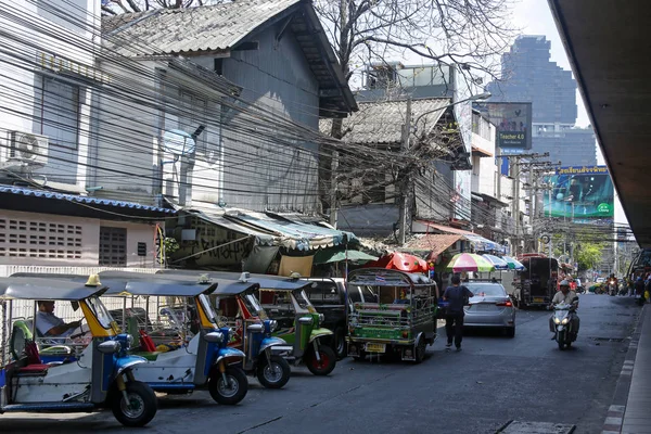 Bangkok, Thailandia - 5 marzo 2019: tuk-tuk colorati in attesa di clienti. Tuk-tuk è un taxi thai, molto popolare, soprattutto tra i turisti modo di trasporto a Bangkok — Foto Stock