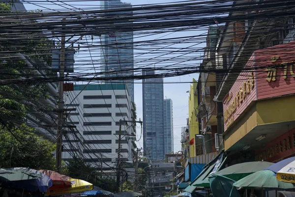 Bangkok, Thailandia - 5 marzo 2019: intreccio di cavi e fili nel distretto di Silom — Foto Stock