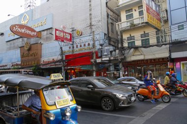 Bangkok, Tayland - 4 Mart 2019: renkli ve çok kalabalık Yaowarat yol mahallesinde