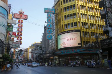 Bangkok, Tayland - 4 Mart 2019: renkli ve çok kalabalık Yaowarat yol mahallesinde