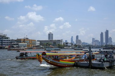 Bangkok, Tayland - 4 Mart 2019: renkli uzun kuyruk tekne arka içinde gökdelenler ile Chao Phraya Nehri üzerinde