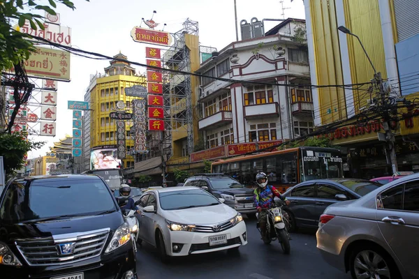 Bangkok, Thailandia - 4 marzo 2019: strada Yaowarat colorata e molto affollata a Chinatown — Foto Stock