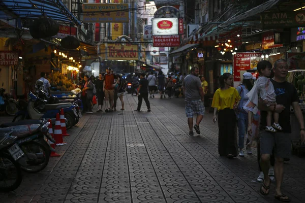 Bangkok, Thailandia - 4 marzo 2019: uno dei colorati, affollati, completamente di strada bancarelle a Chinatown — Foto Stock