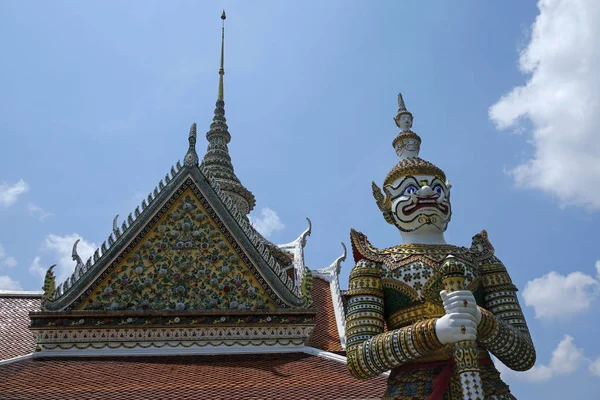 Bangkok, Thailand - 4 mars 2019: vårdnadshavare staty framför ingången till Wat Arun samordning Hall — Stockfoto