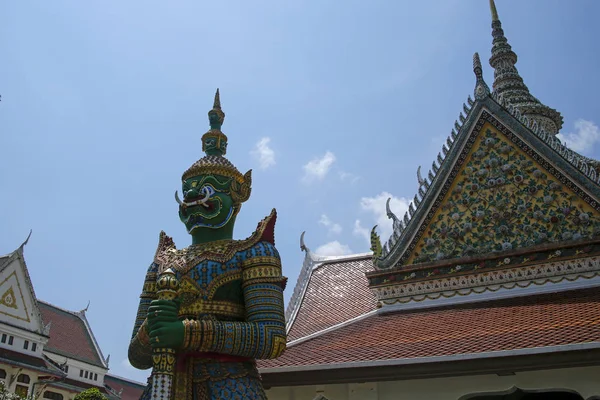 Bangkok, Thailand - 4 mars 2019: vårdnadshavare staty framför ingången till Wat Arun samordning Hall — Stockfoto