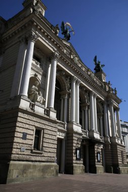 Lviv Opera ve Bale Tiyatrosu'nun ön cephesi, Ukrayna