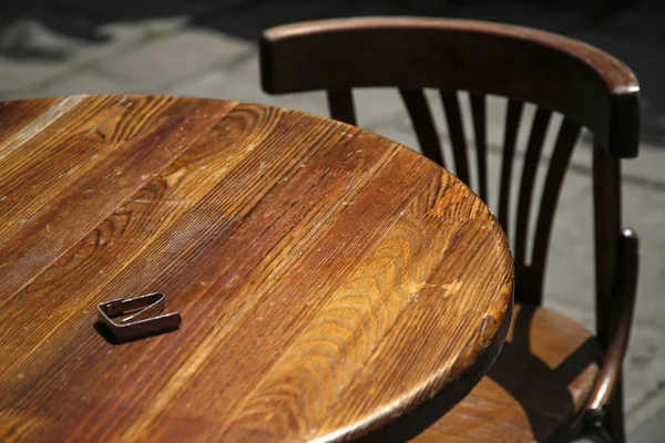 Pusty drewniany fotel i stolik w kawiarni ulicznej — Zdjęcie stockowe