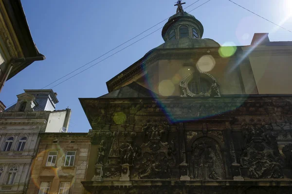 Chapel of Boim family with colorful lens flares in Lviv, Ukraine — Stockfoto