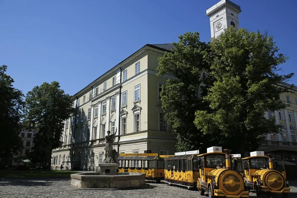 Lviv, Ukraine - 3 juin 2019 : train touristique devant l'hôtel de ville sur la place du marché à Lviv — Photo