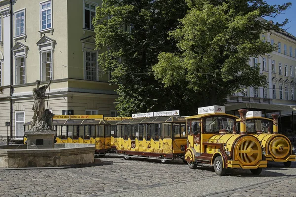 Lviv, Ukraine - june 3, 2019: sightseeing train in front of City Hall on Market Square in Lviv — Stock Photo, Image