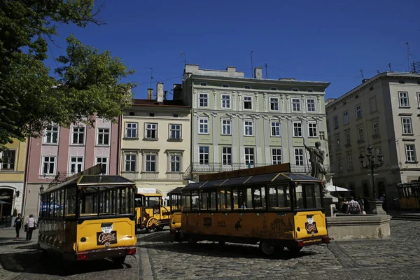 Lviv, Ukraine - june 3, 2019: sightseeing train in front of City Hall on Market Square in Lviv — Stock Photo, Image
