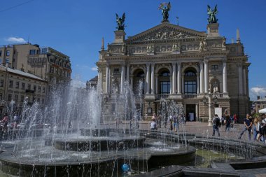 Lviv, Ukrayna - 1 Haziran 2019: Özgürlük Caddesi üzerinde bulunan Opera ve Bale Lviv Tiyatrosu'nun ön cephesi. En popüler Lviv dönüm noktası