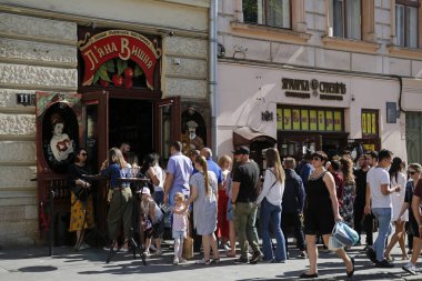 Lviv, Ukrayna - 1 Haziran 2019: Drunk Cherry için kuyrukta insanlar. Çok popüler bir kiraz likör barı, turistik bir yer..