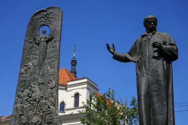 Lviv, Ukrayna-1 Haziran 2019: Taras Shevchenko heykeli-ünlü Ukraynalı şair, sanatçı Lviv Prospect Svobody üzerinde yer