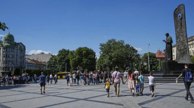 Lviv, Ukrayna-Haziran 1, 2019: turistler Taras Shevchenko heykeli yanında yürüyüş-ünlü Ukraynalı şair, sanatçı Lviv Prospect Svobody bulunan