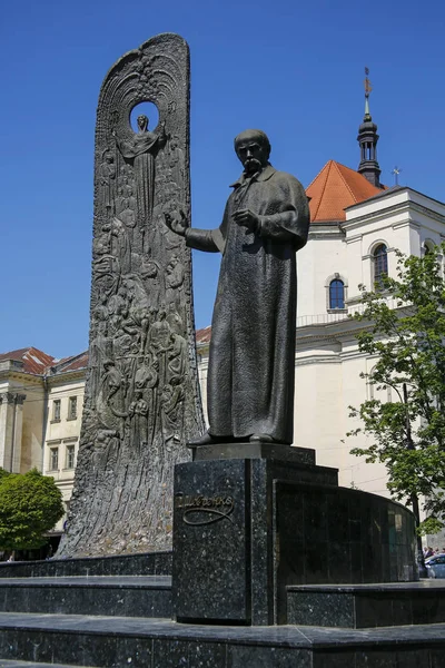 Lviv, Ucrânia - 1 de junho de 2019: estátua de Taras Shevchenko- famoso poeta ucraniano, artista localizado na perspectiva Svobody em Lviv — Fotografia de Stock