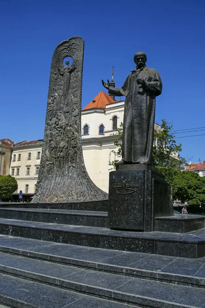 Lviv, Oekraïne-1 juni, 2019: standbeeld van Taras Shevchenko-beroemde Oekraïense dichter, kunstenaar die op vooruitzicht Svobody in Lviv wordt gevestigd — Stockfoto