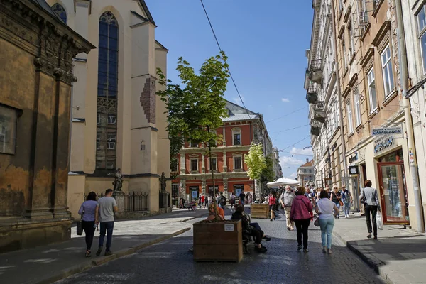 Lviv, Ucrania - 1 de junio de 2019: turistas caminando por la colorida calle Halytska en dirección a Market Square en Lviv — Foto de Stock