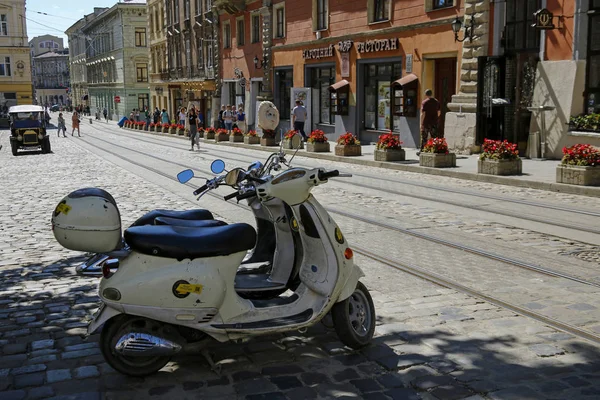 Lviv, Ukraine - 1 juin 2019 : scooters sur la charmante place de la Cathédrale près de la place du Marché à Lvi — Photo